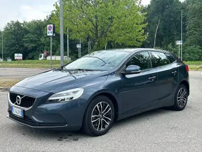 Usata Volvo V40 R-Design 120 CV (88 kW) 2018 Bluazzurro Berlina