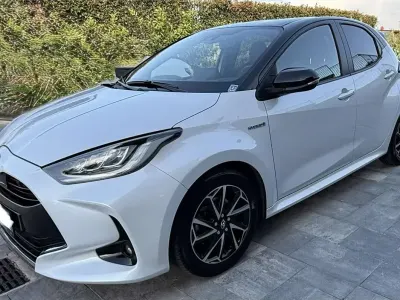 Usata Toyota Yaris Hybrid Lounge 92 CV (67 kW) 2021 Berlina
