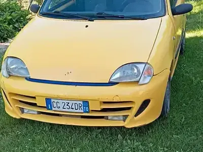 Usata Fiat 600 54 CV (39 kW) 2003 Giallo Berlina