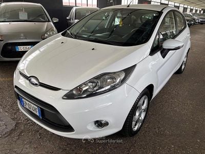 Usata Ford Fiesta Titanium 71 CV (52 kW) 2012 Bianco Utilitaria