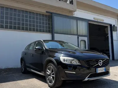 Usata Volvo V60 CC Plus 150 CV (110 kW) 2017 Nero Station wagon