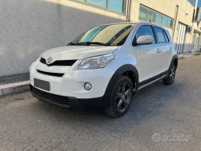 Usata Toyota Urban Cruiser Luxury 90 CV (66 kW) 2011 Bianco Utilitaria