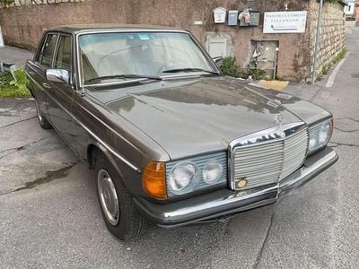 Usata Mercedes 240 73 CV (53 kW) 1980 Grigio Berlina