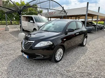 Usata Lancia Ypsilon 69 CV (50 kW) 2015 Nero Utilitaria