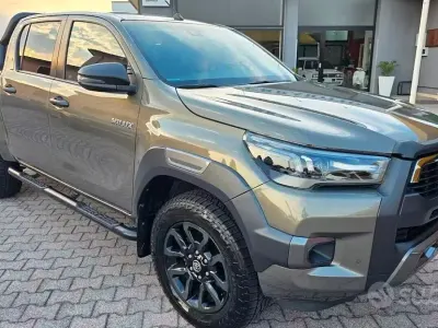 Usata Toyota HiLux 204 CV (150 kW) 2021 Grigio Pick-up