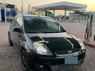 Usata Ford Fiesta 68 CV (50 kW) 2007 Nero Utilitaria