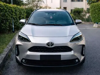 Usata Toyota Yaris Cross 92 CV (67 kW) 2024 Argento SUV