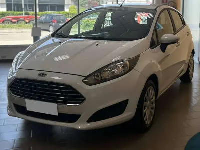 Usata Ford Fiesta 82 CV (60 kW) 2014 Bianco Utilitaria