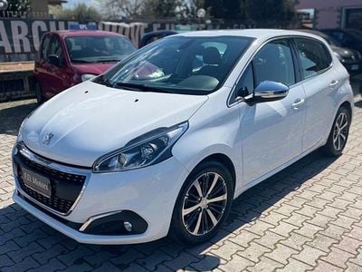 Usata Peugeot 208 Allure 82 CV (60 kW) 2015 Bianco Utilitaria