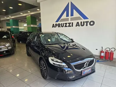 Usata Volvo V40 Momentum 120 CV (88 kW) 2017 Nero Berlina