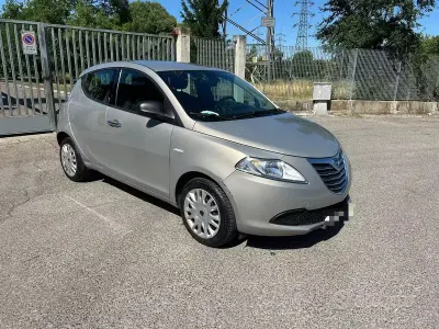 Usata Lancia Ypsilon Gold 69 CV (50 kW) 2014 Grigio Utilitaria