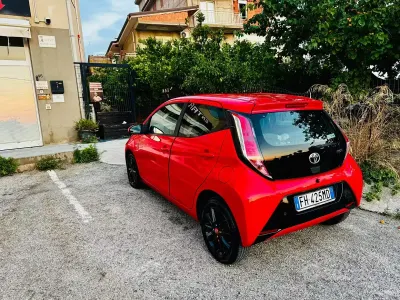 Usata Toyota Aygo 69 CV (50 kW) 2017 Rosso Utilitaria