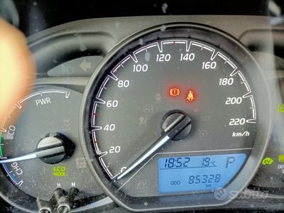 Usata Toyota Yaris Hybrid 2017 Rosso Monovolume