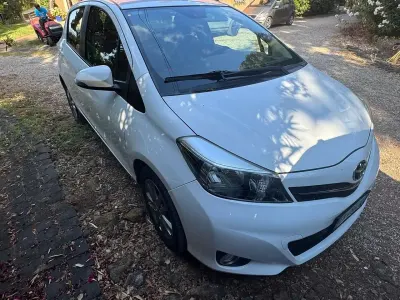 Usata Toyota Yaris Lounge 90 CV (66 kW) 2014 Bianco Utilitaria