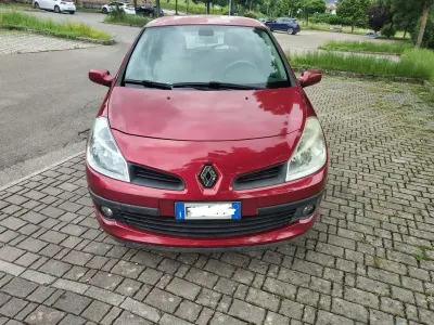 Usata Renault Clio II Authentique 82 CV (60 kW) 2005 Rosso Berlina