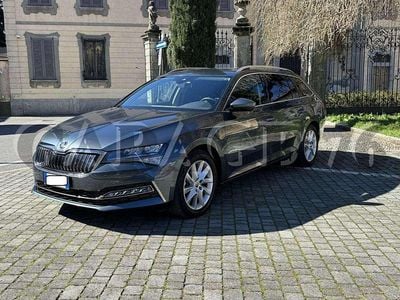 Usata Skoda Superb 156 CV (114 kW) 2021 Grigio scuro Station wagon