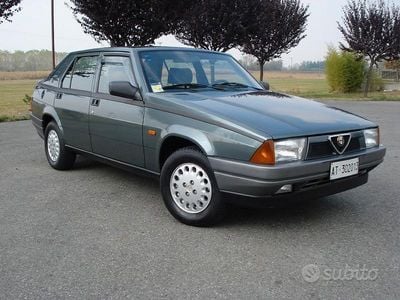 Usata Alfa Romeo 75 105 CV (77 kW) 1990 Grigio Berlina