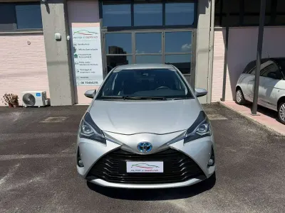 Begagnad Toyota Yaris Hybrid Edition 73 HK (53 kW) 2019 Grå Sedan