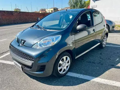 Usata Peugeot 107 68 CV (50 kW) 2011 Grigio Utilitaria