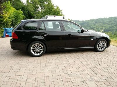 Usata BMW 318 143 CV (105 kW) 2010 Nero Station wagon