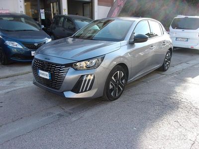 Usata Peugeot 208 Allure 101 CV (74 kW) 2025 Grigio Utilitaria