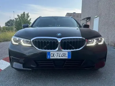 Usata BMW 320 Sport Line 163 CV (119 kW) 2022 Black sapphire metallic Station wagon