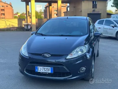 Usata Ford Fiesta Titanium 68 CV (50 kW) 2011 Grigio Berlina