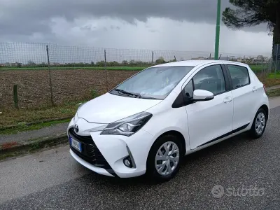 Usata Toyota Yaris 69 CV (50 kW) 2017 Bianco Berlina