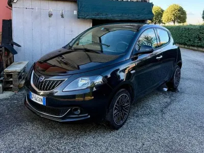 Usata Lancia Ypsilon Gold 69 CV (50 kW) 2021 Nero Utilitaria