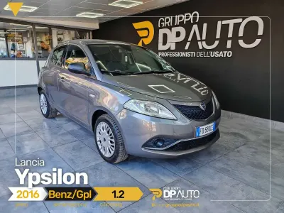 Usata Lancia Ypsilon Gold 69 CV (50 kW) 2016 Grigio Utilitaria