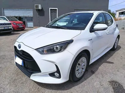 Usata Toyota Yaris Hybrid Lounge 116 CV (85 kW) 2020 Bianco Berlina