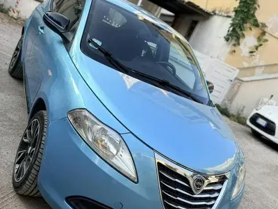 Usata Lancia Ypsilon 85 CV (62 kW) 2013 Bluazzurro Utilitaria
