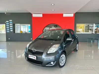 Usata Toyota Yaris Sol 90 CV (66 kW) 2010 Grigio Utilitaria