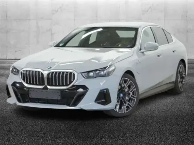 Usata BMW 550e M Sport 489 CV (359 kW) 2025 Grigio Berlina