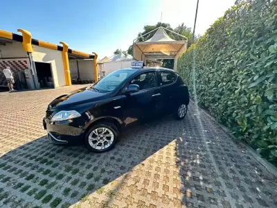 Usata Lancia Ypsilon Gold 80 CV (58 kW) 2016 Nero Utilitaria