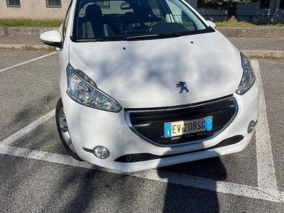 Bianco Usata 2014 Peugeot 208 Allure Utilitaria | 6000 € (Buon prezzo)