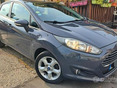 Usata Ford Fiesta 75 CV (55 kW) 2014 Grigio Utilitaria