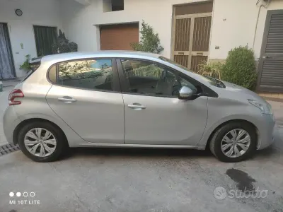 Usata Peugeot 208 68 CV (50 kW) 2013 Grigio Utilitaria