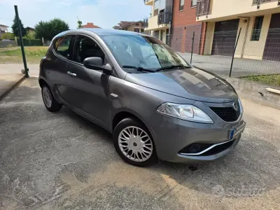 Usata Lancia Ypsilon Silver 69 CV (50 kW) 2016 Grigio Utilitaria