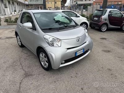 Begagnad Toyota iQ 67 HK (49 kW) 2009 Grå Halvkombi