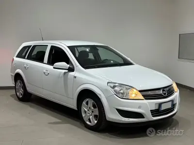 Usata Opel Astra 110 CV (80 kW) 2009 Bianco Station wagon