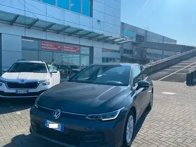 Usata VW Golf VIII Life 115 CV (84 kW) 2025 Grigio Berlina