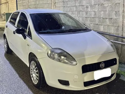 Usata Fiat Grande Punto 75 CV (55 kW) 2011 Bianco Utilitaria