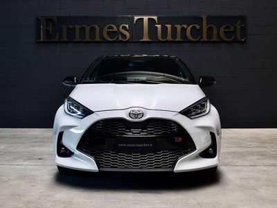 Usata Toyota Yaris Hybrid Sport 92 CV (67 kW) 2024 Platinum pearl white & black Berlina