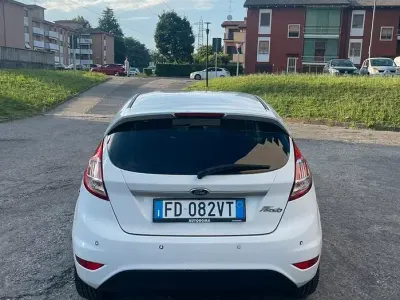 Usata Ford Fiesta 75 CV (55 kW) 2016 Bianco Utilitaria
