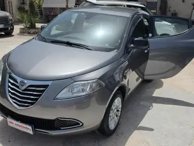 Usata Lancia Ypsilon Gold 85 CV (62 kW) 2014 Grigio Utilitaria