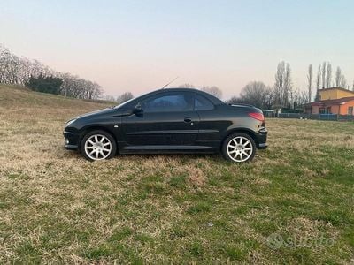 Usata Peugeot 206 109 CV (80 kW) 2003 Nero Cabrio