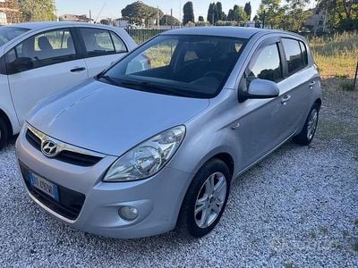 Usata Hyundai i20 Comfort 78 CV (57 kW) 2010 Grigio Utilitaria