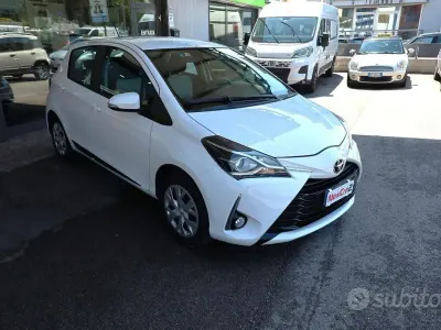 Usata Toyota Yaris Active 69 CV (50 kW) 2017 Bianco Berlina