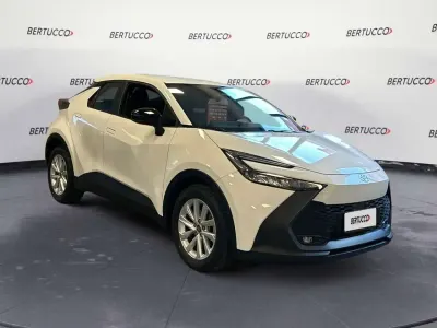 Usata Toyota C-HR Active 140 CV (102 kW) 2024 Bianco SUV